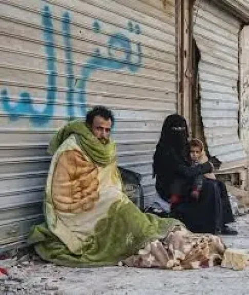 أب يُطرَد مع أطفاله للشارع في صنعاء.. والسبب سيجعلك تبكي!